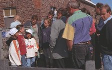 Wijj ziijn Lindsay, Cindy en Nele.  Op Open Monumentendag hebben wij de gasten ontvangen.  Er zijn ook enkele scholen gekomen.  We vonden het allemaal een leuke ervaring.